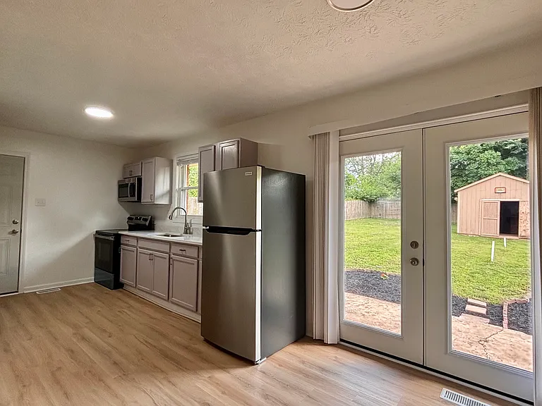 315 E Brown St — Photo 6