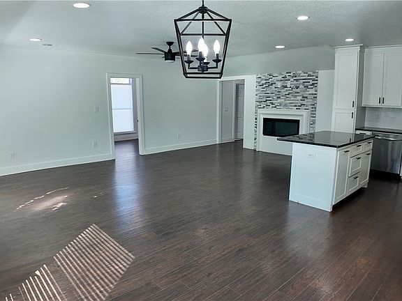 4th image of 128 Pierce Ave