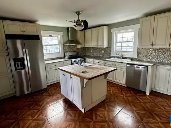 908 Lasley Ln, Louisa, VA 23093