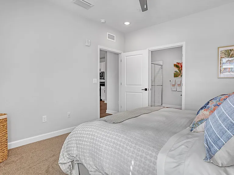 Palm Breeze Apartments — Photo 14