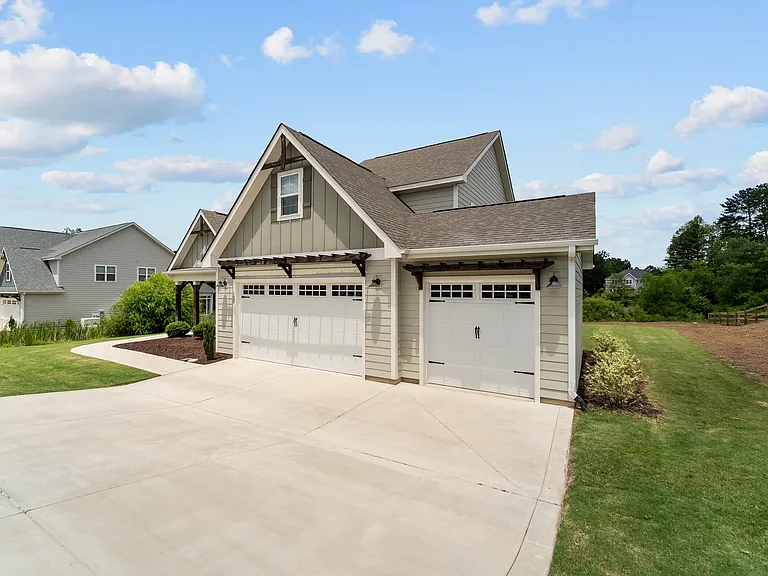130 Amelia Dr — Photo 14