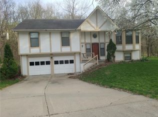 5703 NW Creekview Dr, Parkville, MO 64152