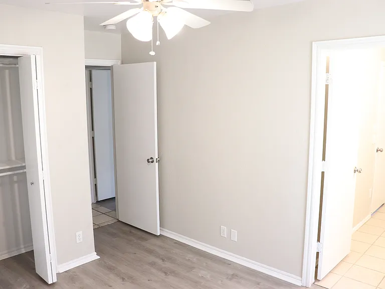 1215 Eastgate Dr — Photo 12