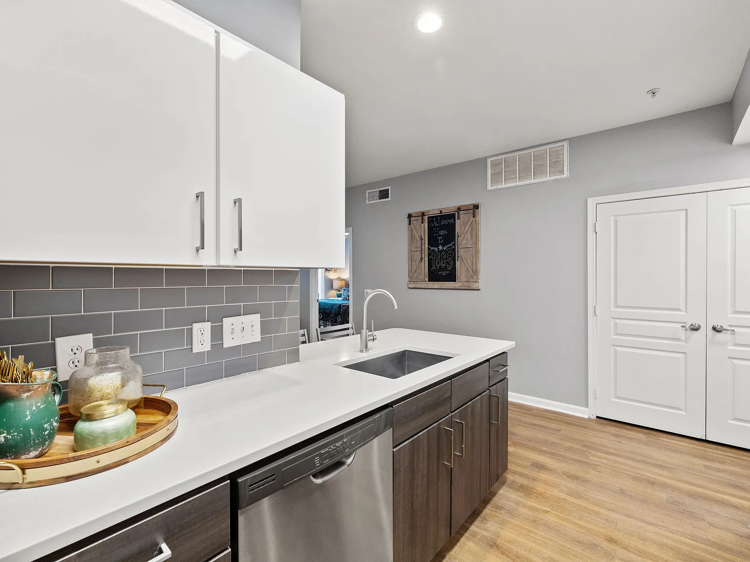 1883 at Montgomery House (Student Housing - Rent by the Bed) — Photo 4