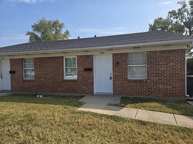 904 Colonial Park Dr — Photo 2