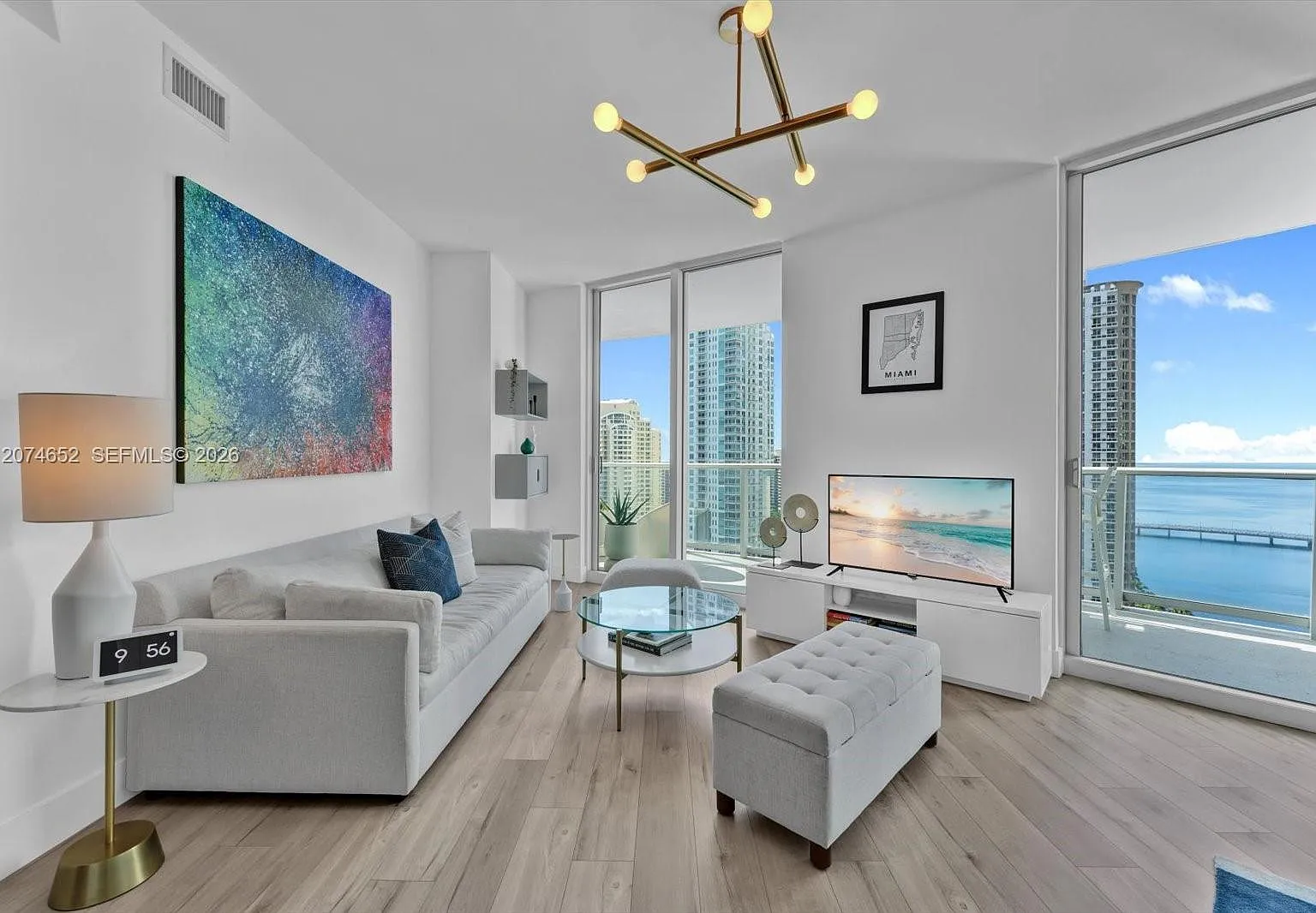 Met 1 Condo — Photo 1