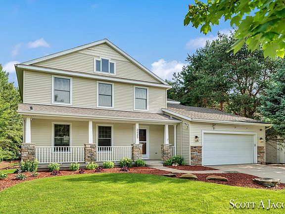3rd image of 3825 Windwood Dr NE