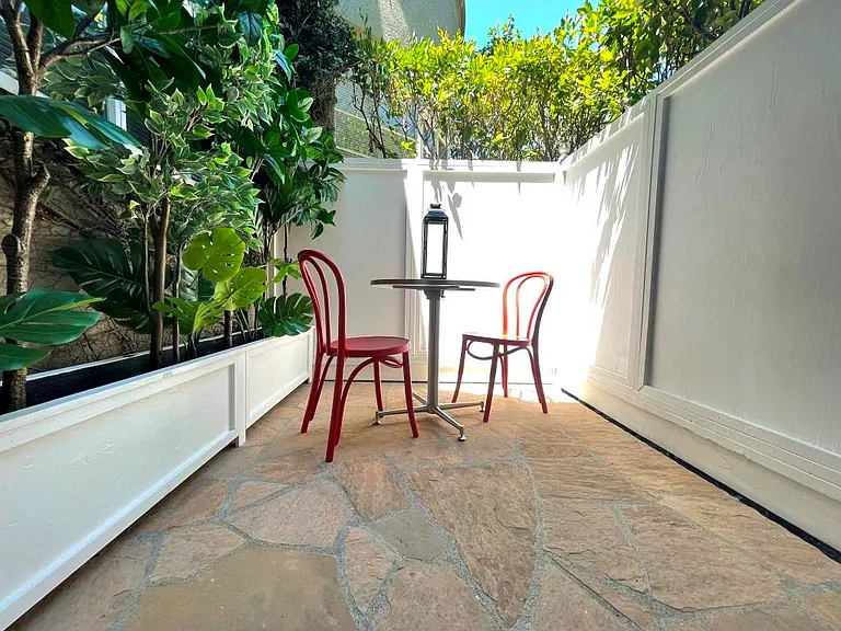 2285 N Beachwood Dr #5 — Photo 39