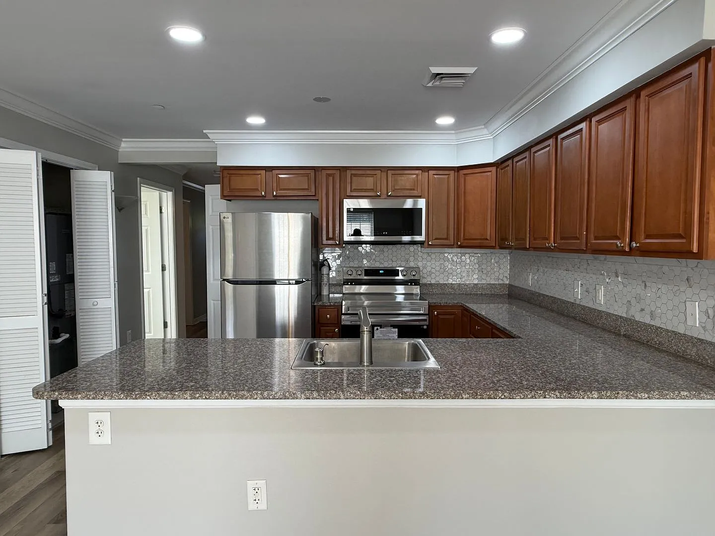 Immaculate 3/2bath one level unit- ETSU Campus- Water, Internet and Trash included! — Photo 4