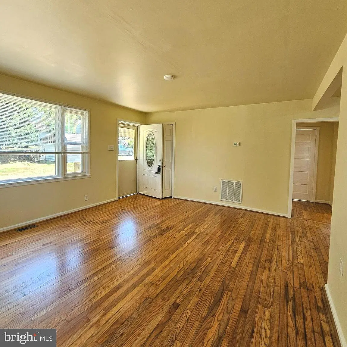 2 bed, 1.0 bath, 832 sqft, $2,300 — Photo 3