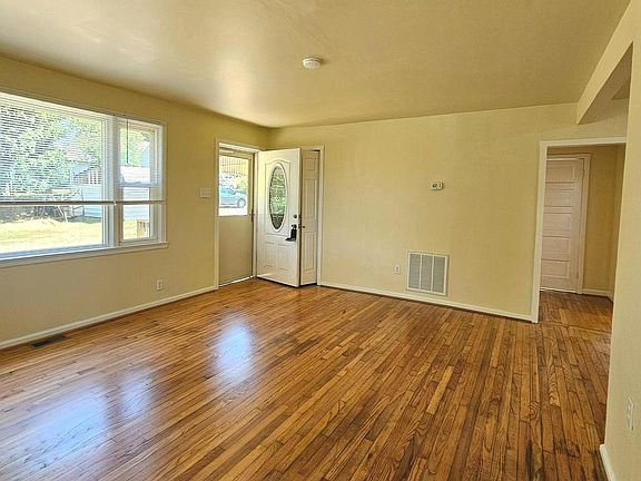 3rd image of 18522 Amidon Ave