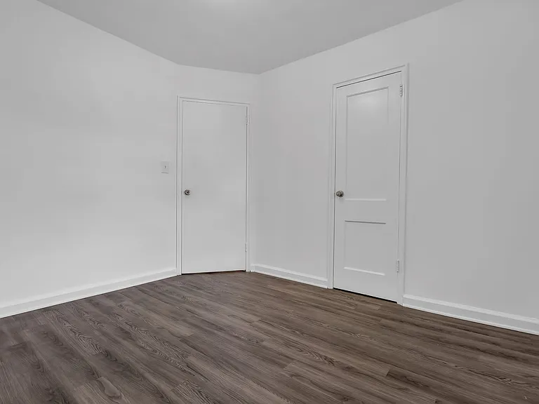 Chilton Hall Apartments — Photo 9