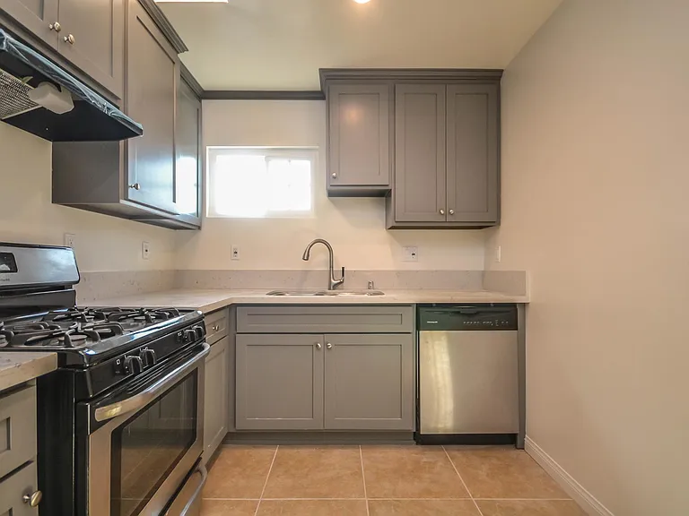 1112 Ocean Park Blvd #D — Photo 8
