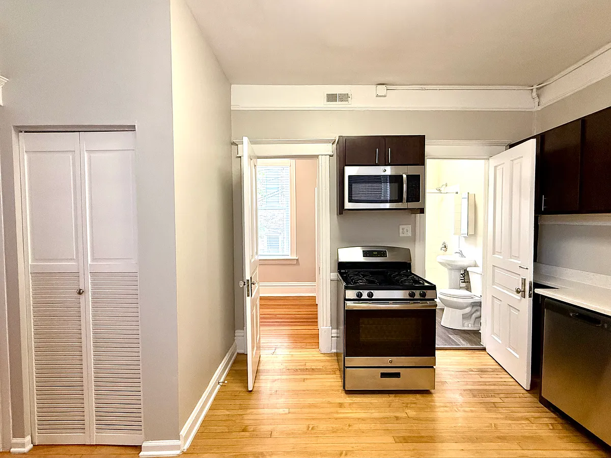 Building Photo - 1824 N Paulina St #1R