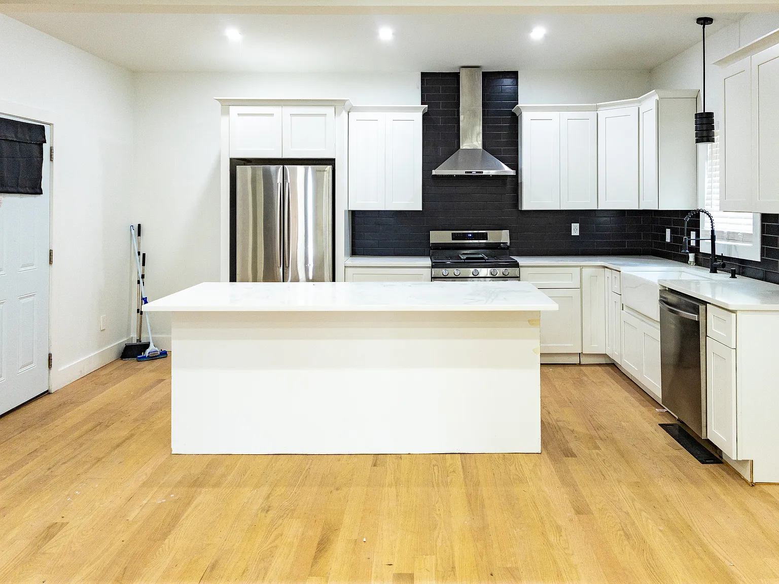 2 bed, 1000 sqft, $2,300 — Photo 1