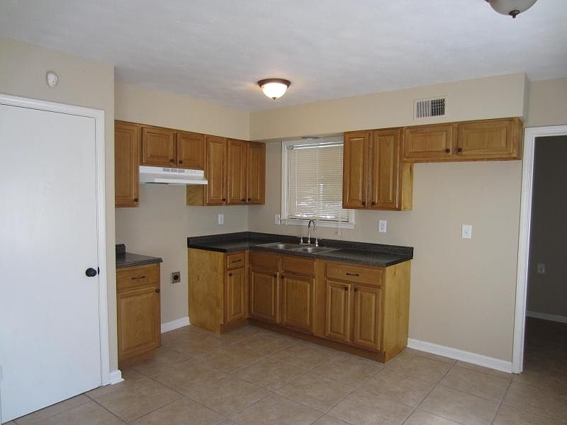 2nd image of 3399 Ridgemont Rd