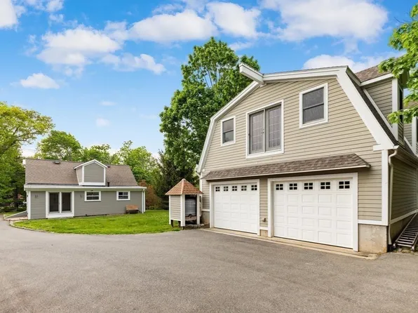 17 Pigeon Hill St, Rockport, MA 01966