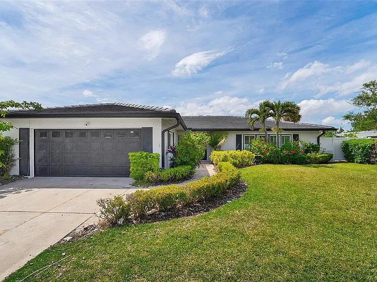 3944 Doral Dr — Photo 1