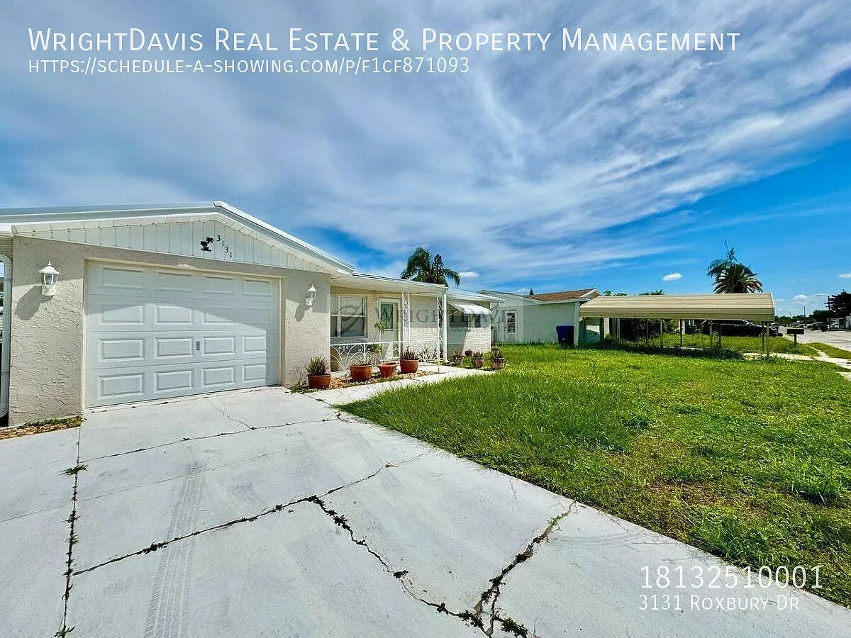 Charming 2/1 Home with Fenced Backyard — Photo 3