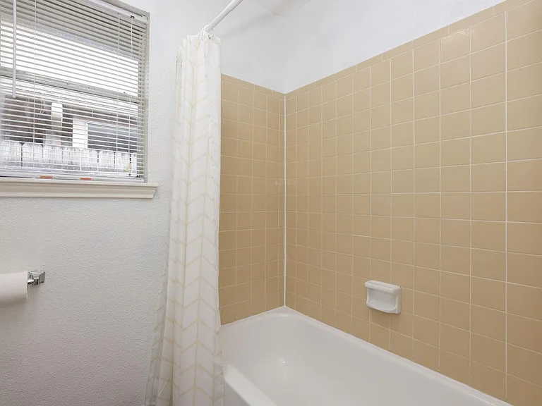 16035 Hollow Rock Dr — Photo 27