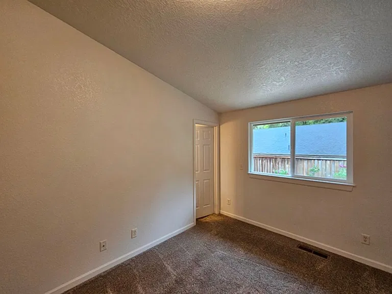 885 Creek Ct NW — Photo 8