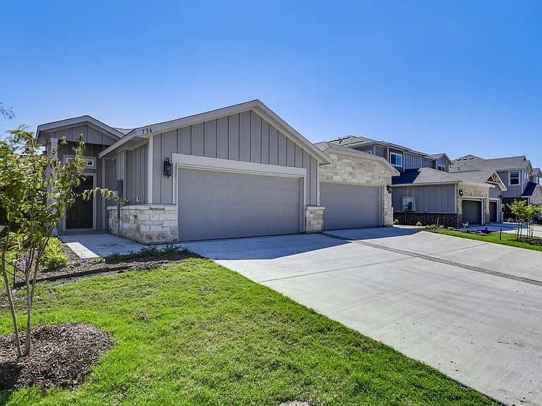 736 Wheatfield Dr — Photo 2