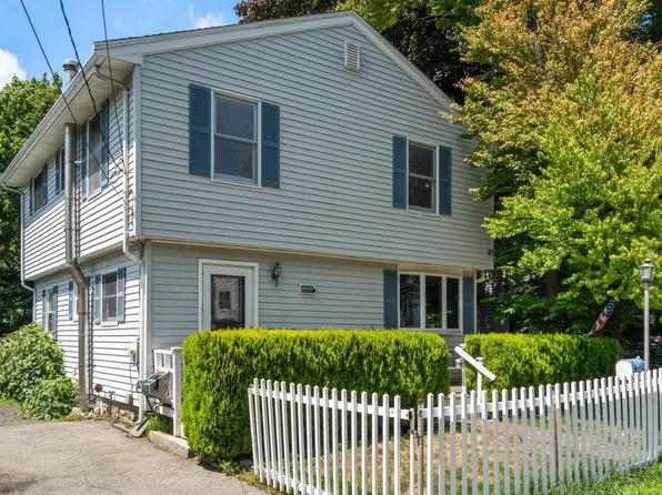 28 Pleasant St, Rockport, MA 01966