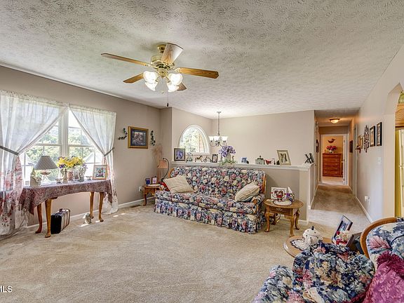 5th image of 263 Mountain View Dr