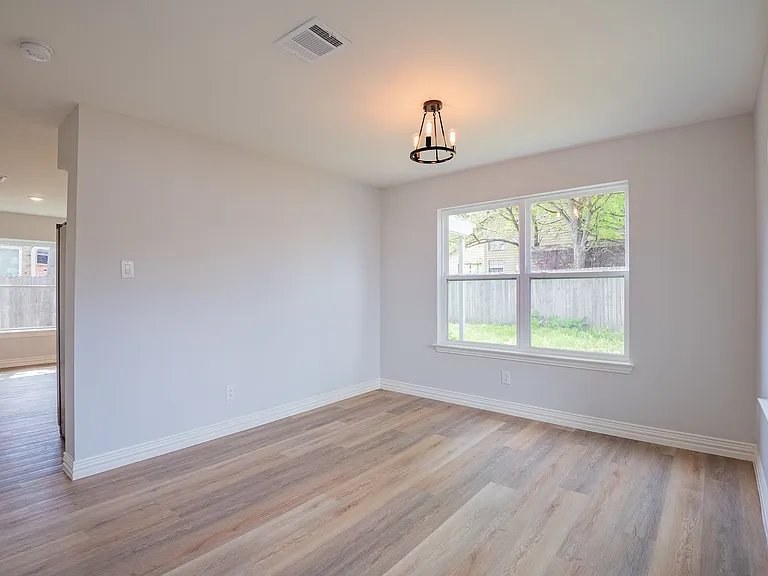 2318 Bennington Dr — Photo 5