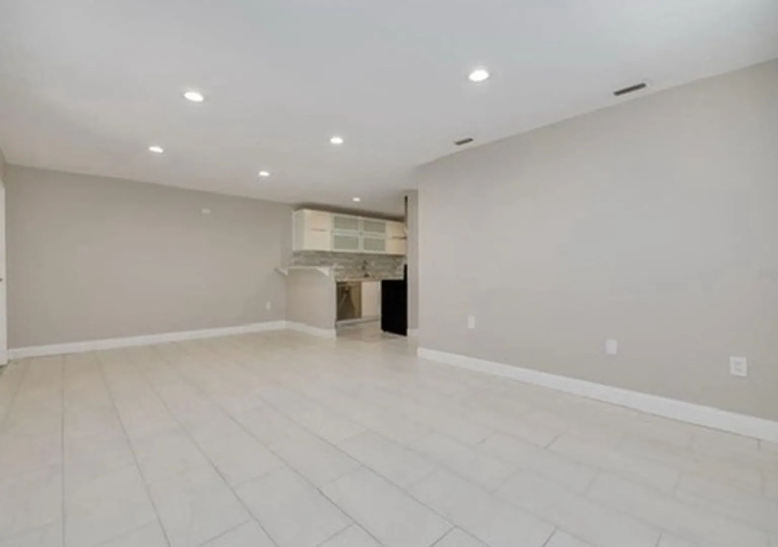 2 Bed/1 Bath, 2nd Floor Condo At Parklane Condos Available Now! — Photo 4