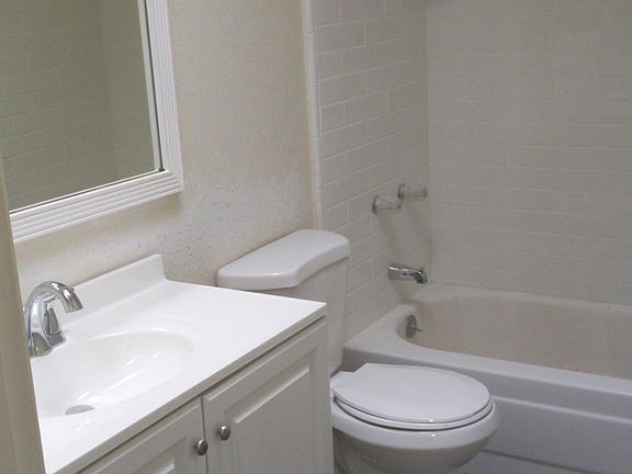 3rd image of 918 Wyandotte Ave