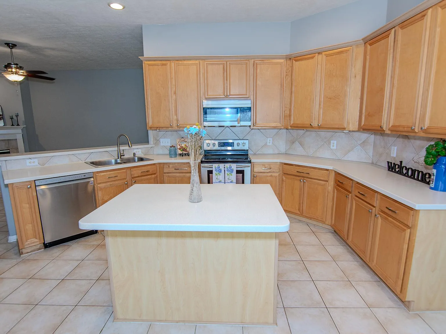 3 bed, 2.0 bath, 1964 sqft, $2,200 — Photo 2