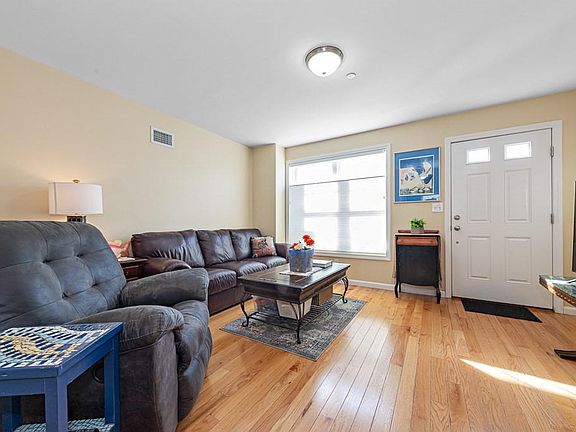 5th image of 21 Maplewood Ave APT C