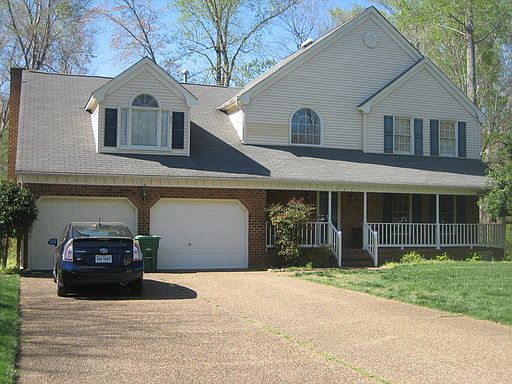2nd image of 5824 Hawthorn Ln