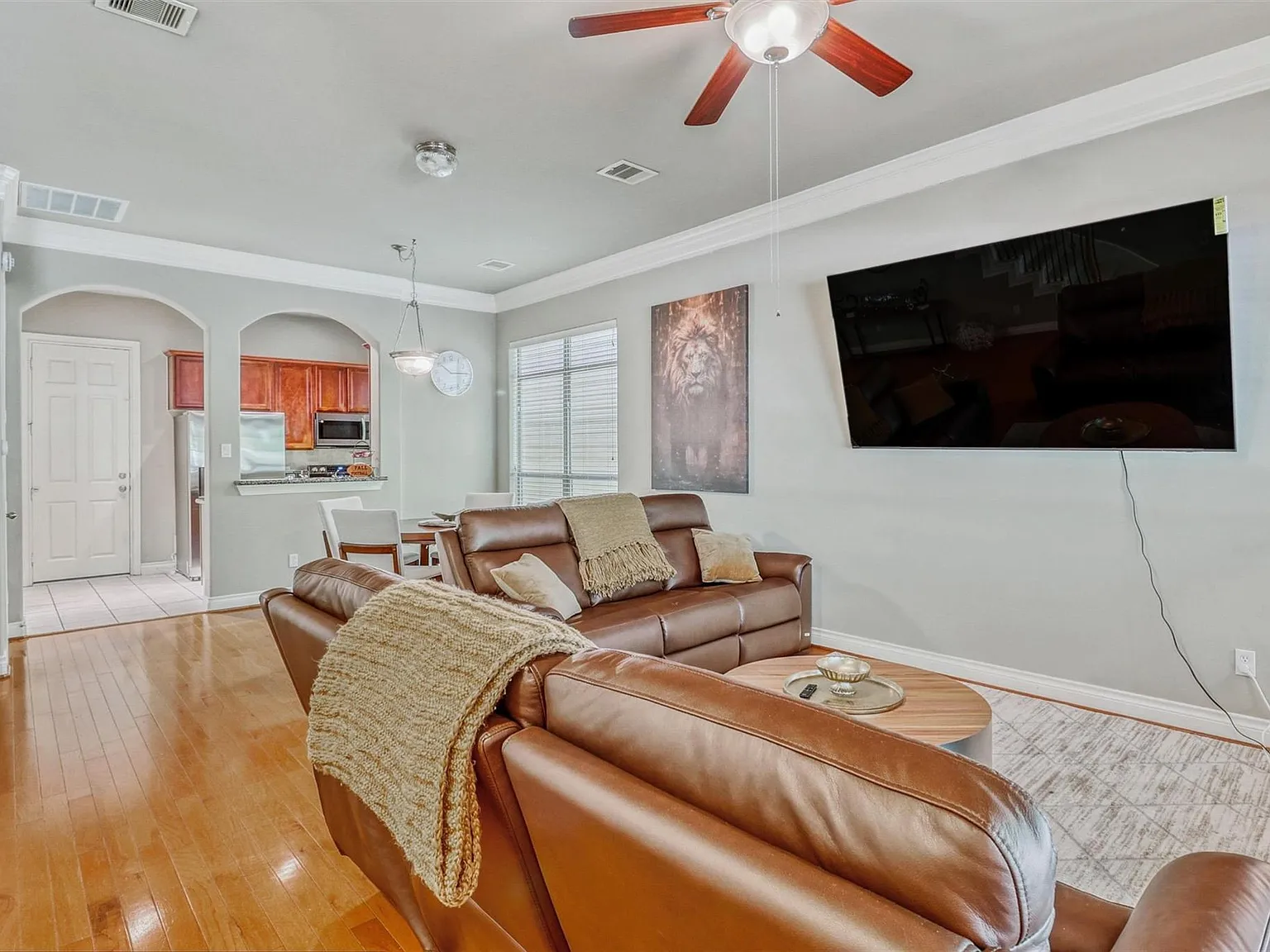 3 bed, 2.5 bath, 2359 sqft, $4,000 — Photo 4