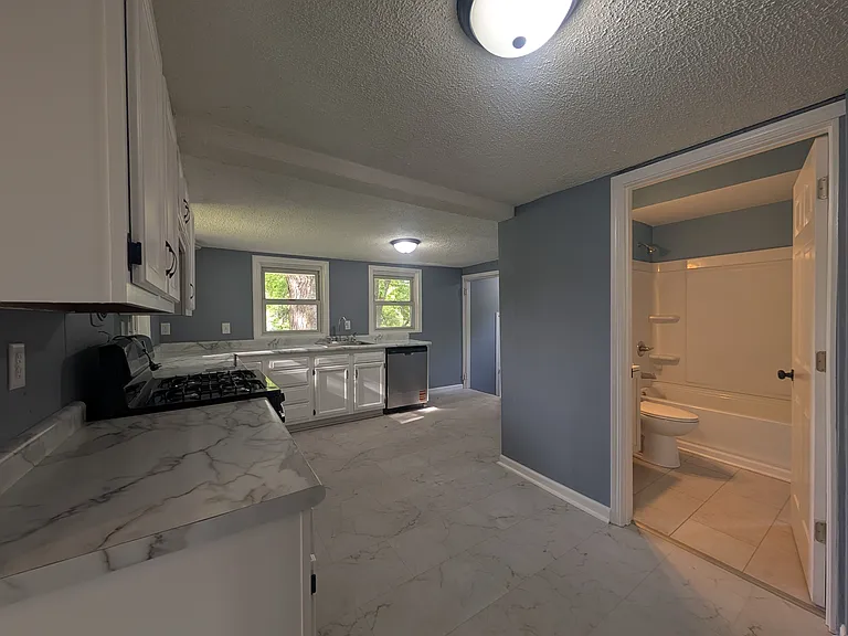 423 E Washington St — Photo 10