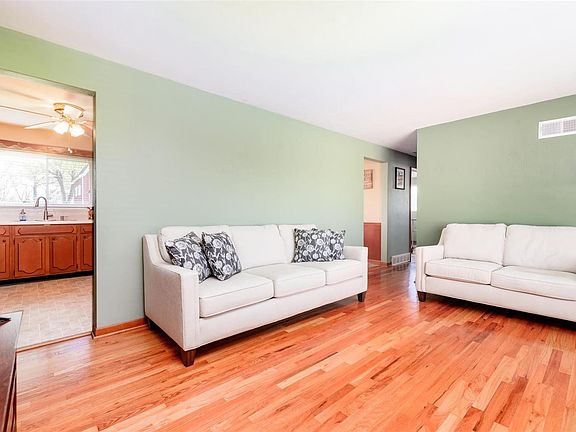 5th image of 9512 Montbrook Dr