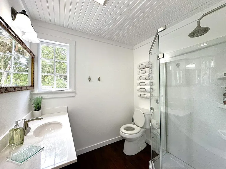 222 NE 1st Ave — Photo 15