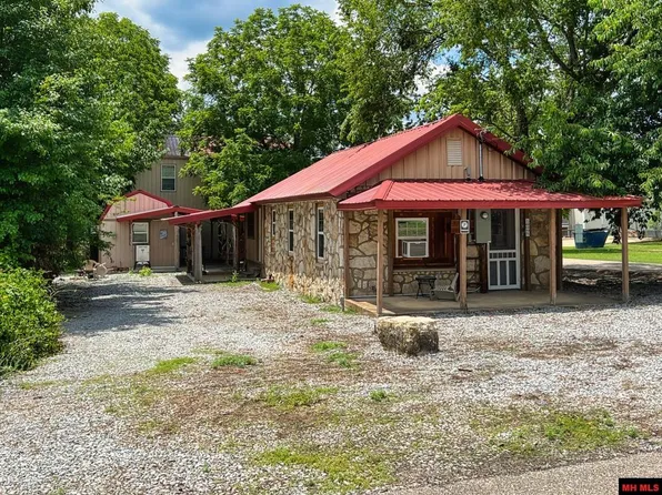 106 1st St, Blevins, AR 72658