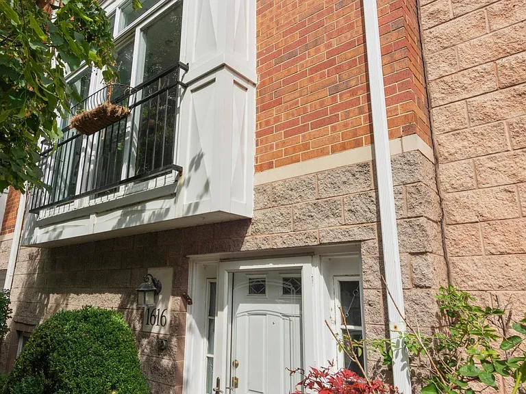 1616 W Altgeld St — Photo 40