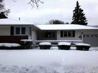 30 Treehaven Dr, Lockport, NY 14094