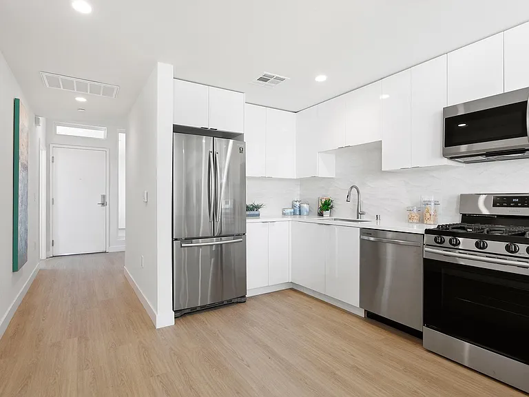 11NOHO APARTMENTS — Photo 9