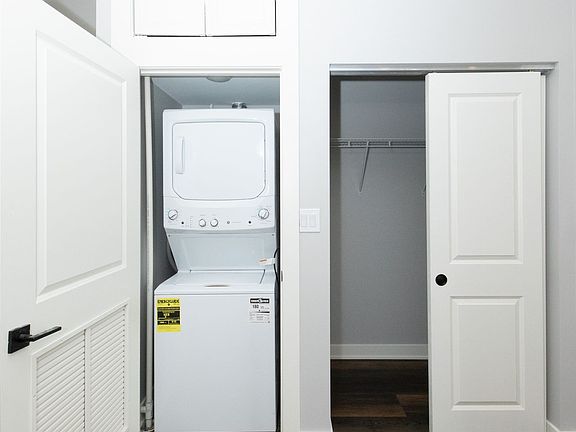 5th image of 913 W School St #202