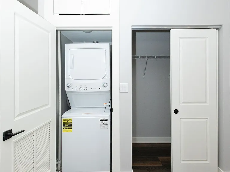 913 W School St Apartments — Photo 13