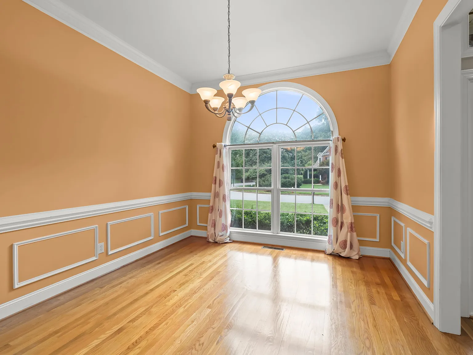 4 bed, 2.5 bath, 2417 sqft, $2,600 — Photo 4