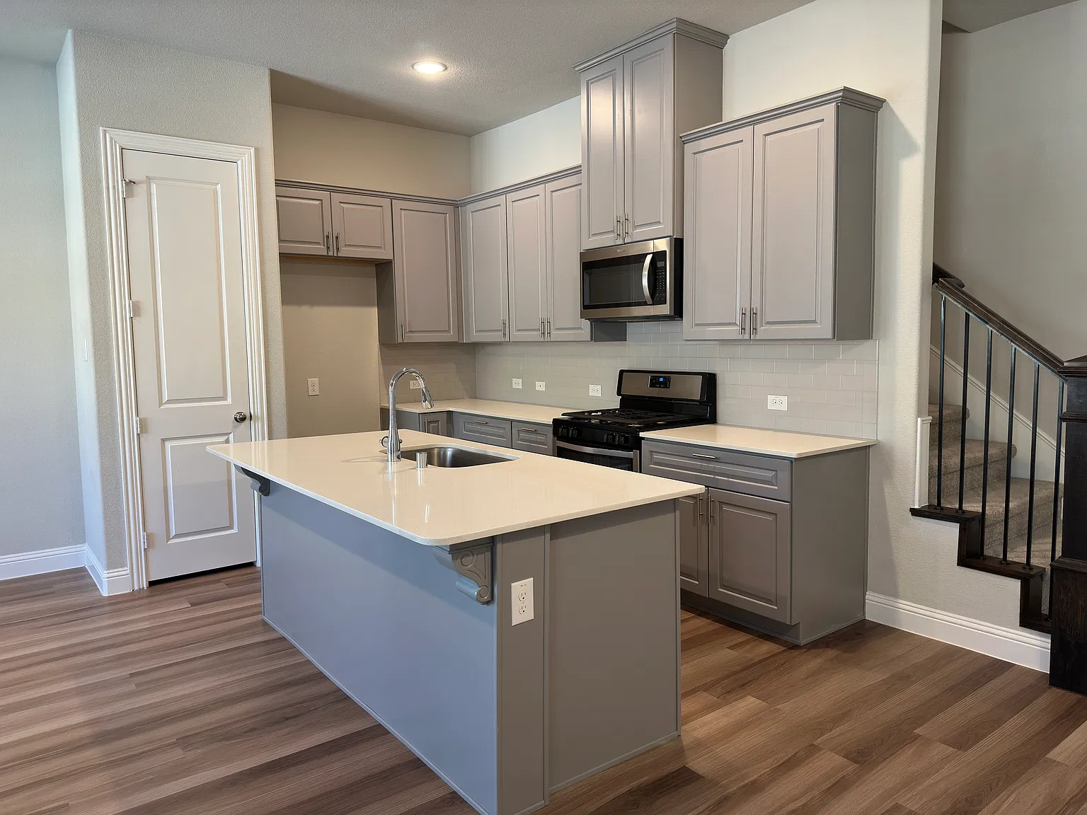 3 bed, 2.5 bath, 1725 sqft, $2,695 — Photo 2