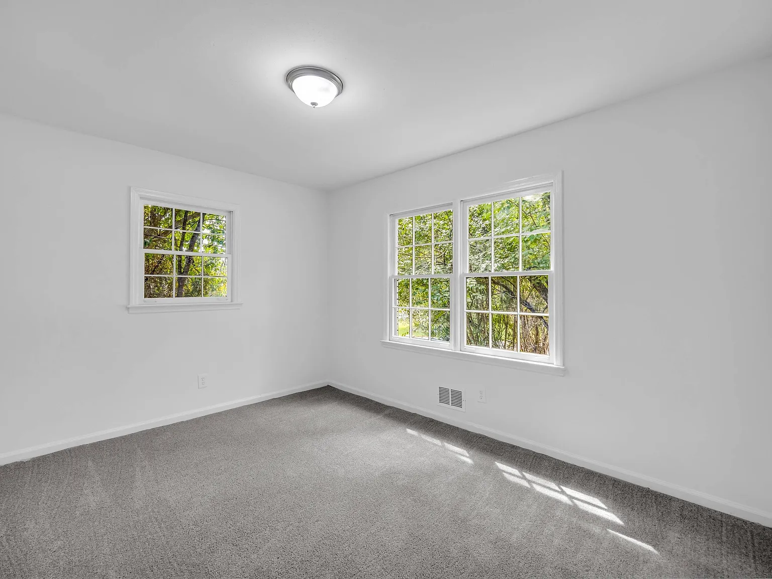 5 bed, 3.0 bath, 2852 sqft, $2,350 — Photo 2