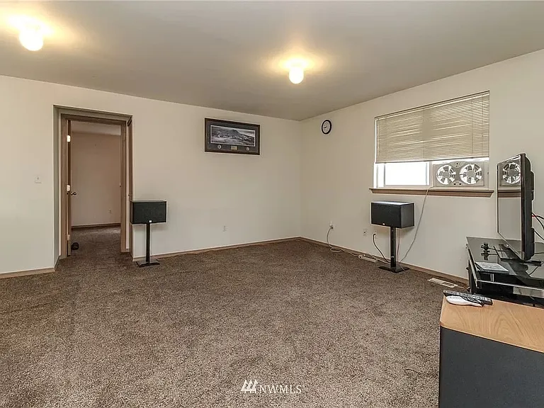 1027 Nepean Dr SE — Photo 12