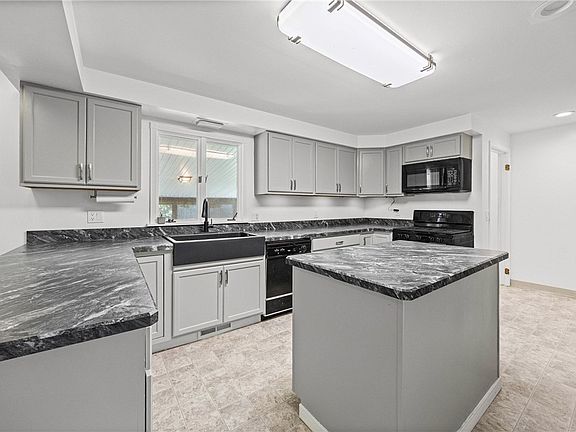3rd image of 23 Sweet Birch Ln