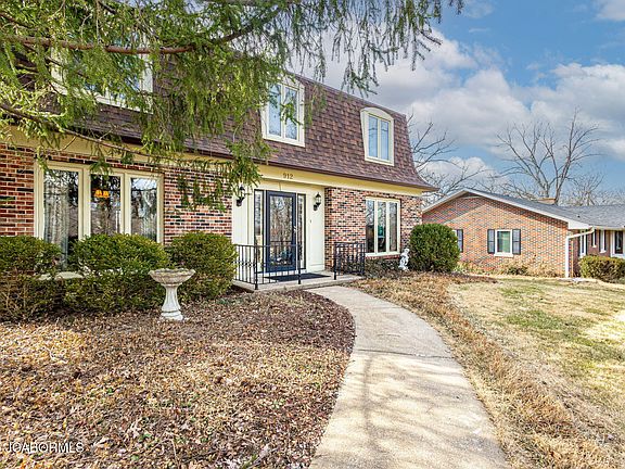 3rd image of 912 Primrose Ln
